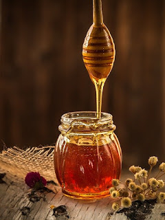 golden brown honey in glass