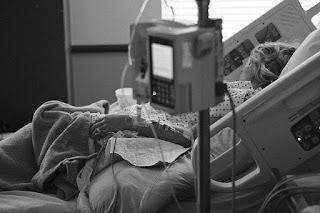 woman in hospital bed sufferimg from diabetic ketoacidosis